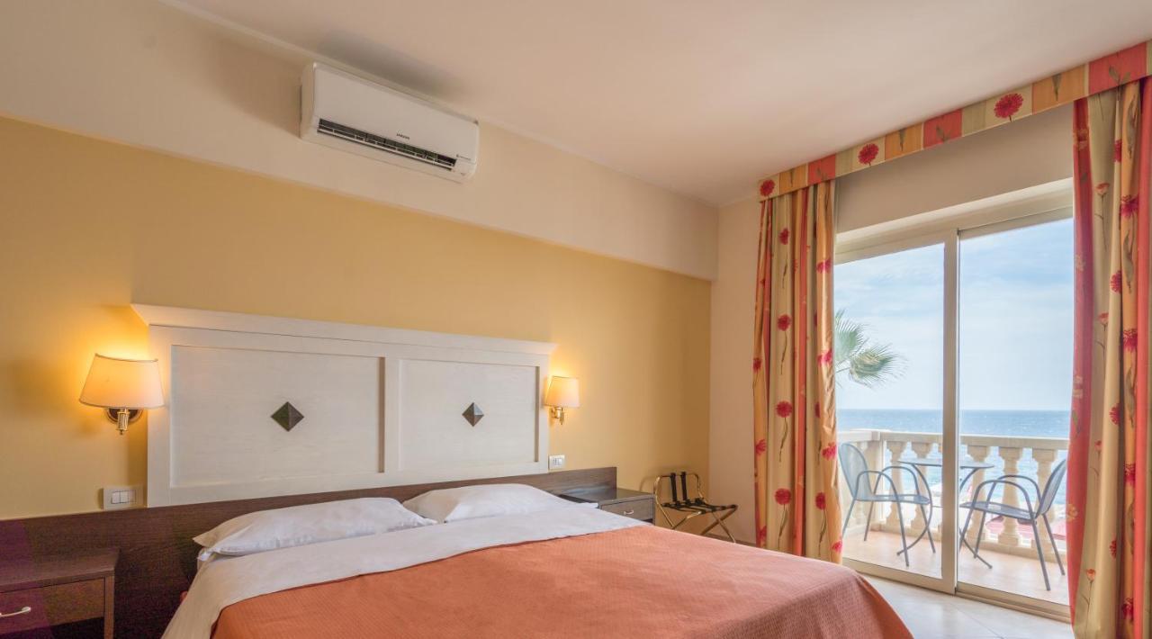 Hotel Orizzonte Letojanni Exteriör bild